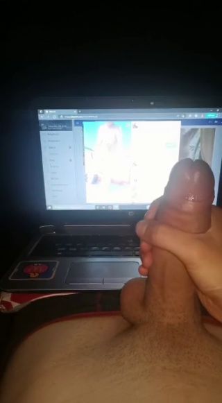 młody 19 latek  sobie masuje dla mnie